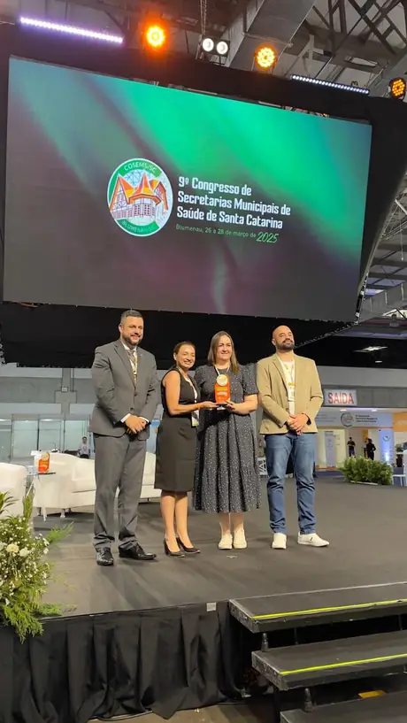 Andressa Schmidt recebendo premiação no 9º Congresso de Secretarias Municipais de Saúde de Santa Catarina