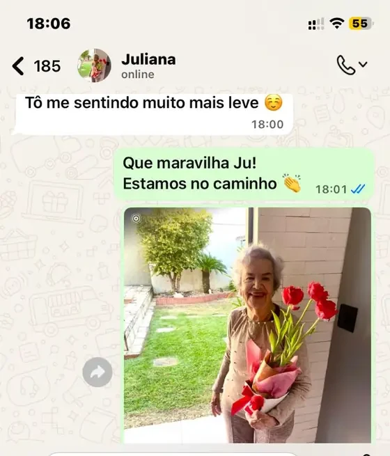 Conversa de WhatsApp com Juliana, segunda parte, com a foto da mãe dela segurando flores